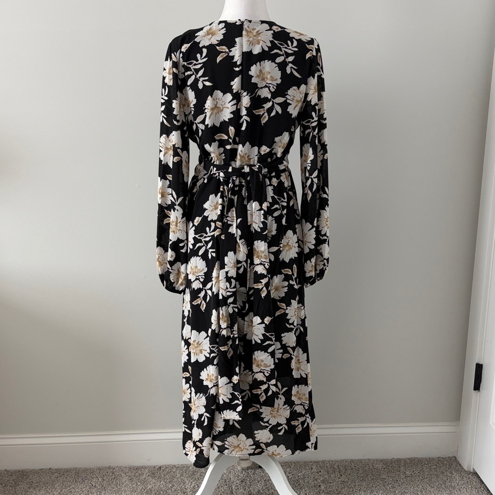 👗Host Pick👗 Black And White Floral Long Sleeve Dress - Picture 4 of 6